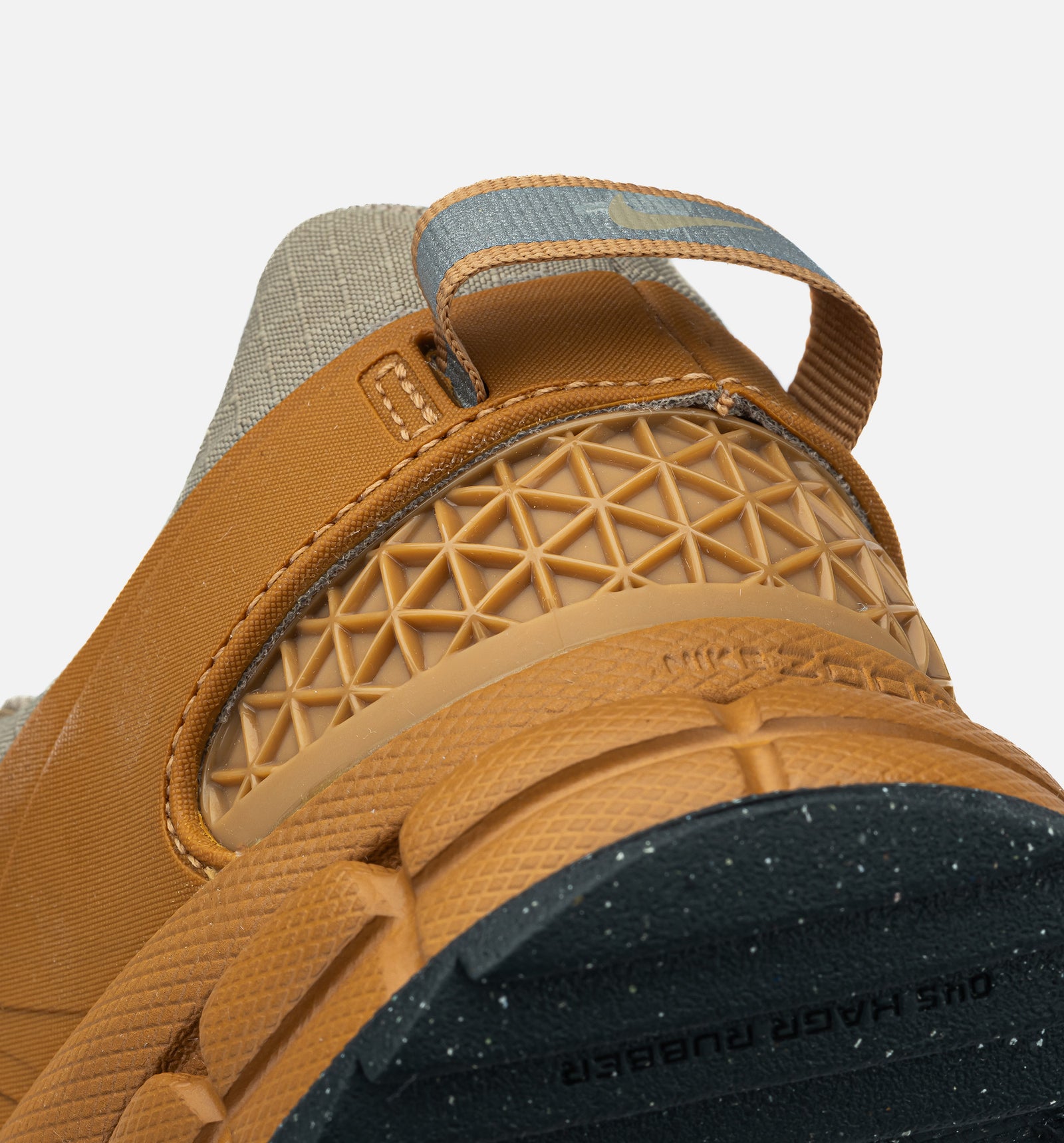 NIKE W ZOOM VOMERO ROAM FLAX/KHAKI 国内発送 Nike Zoom Vomero Roam 'Flax/Khaki-Anthracite-UNI Gold|HQ2181