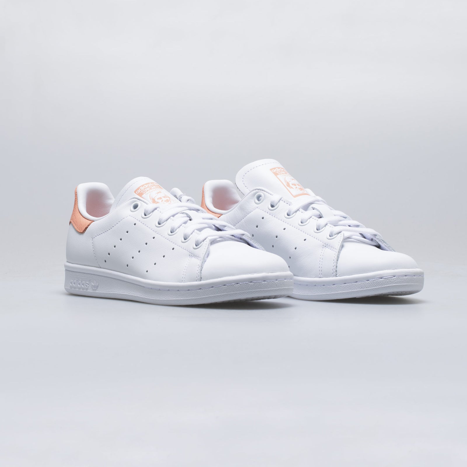 額装付き　KYNE × adidas STAN SMITH：B ED30 adidas EF6884 Stan Smith Womens Lifestyle Shoe - White/Coral